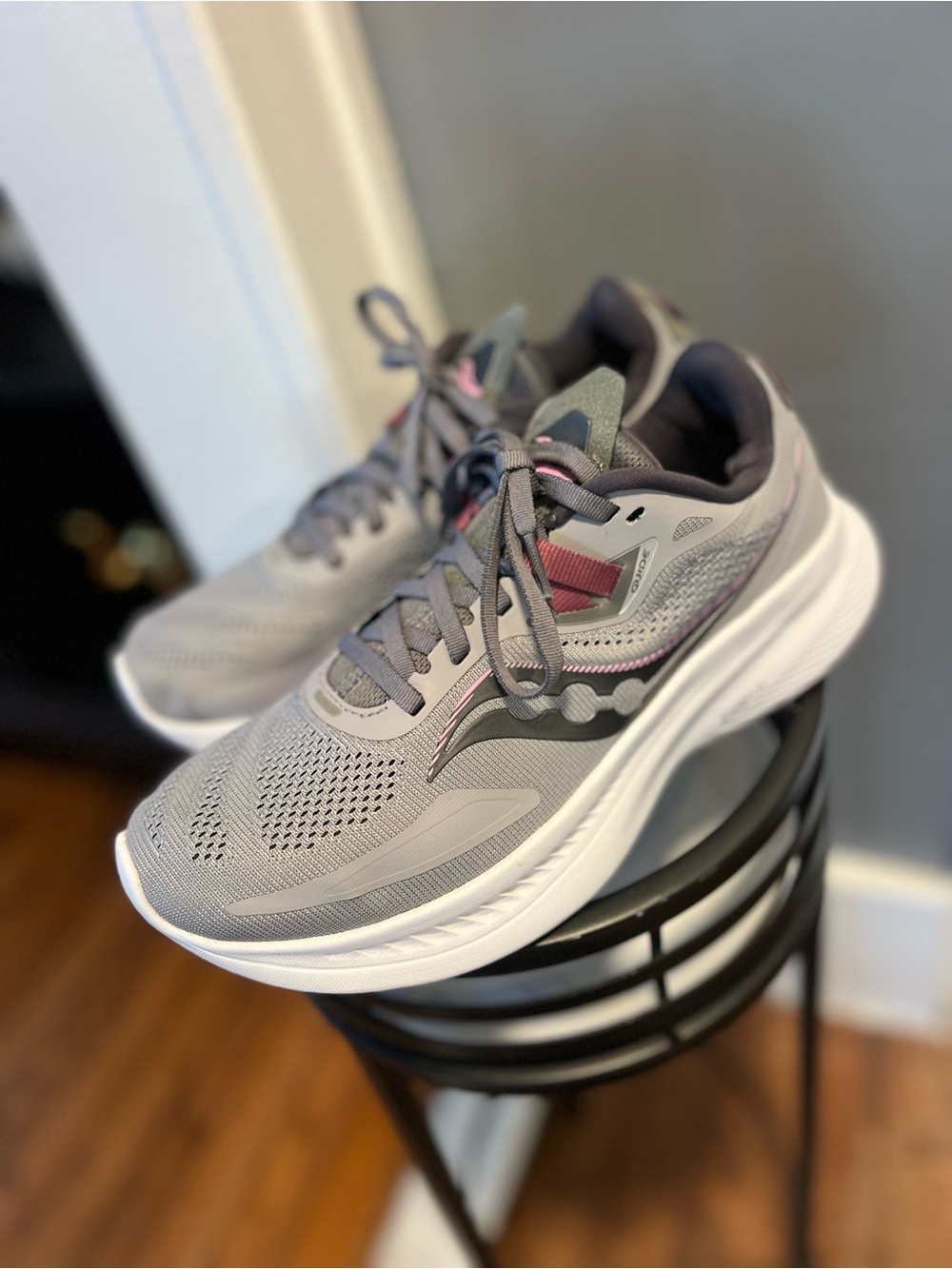 Saucony Guide 15 Women size 8.5 Lace-Up Low Top Mesh Cushioned Gray Sneakers